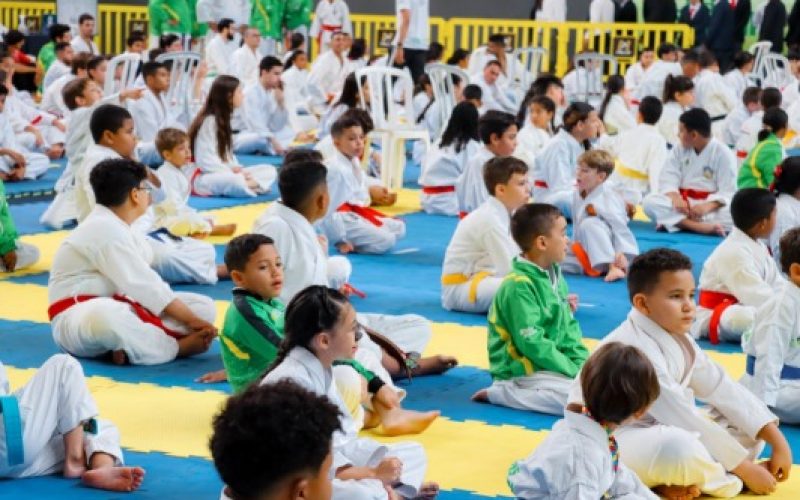 Alunos do projeto Construindo Campeões recebem uniformes em Senador Canedo