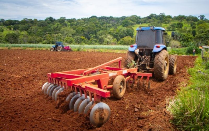Programa Porteira Aberta garante preparo do solo e plantio gratuitos a produtores de Senador Canedo