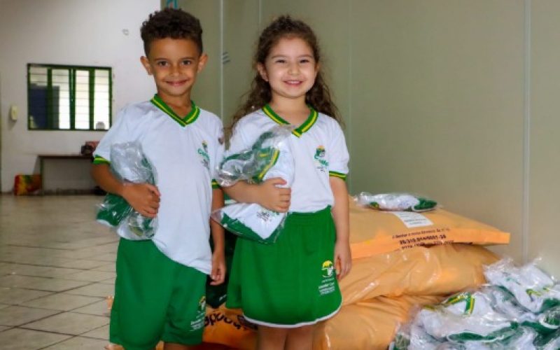 Entrega de uniformes escolares começa nas unidades de ensino de Senador Canedo