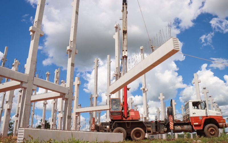 Obras do Hospital Municipal de Senador Canedo avançam para fase de montagem de vigas e lajes