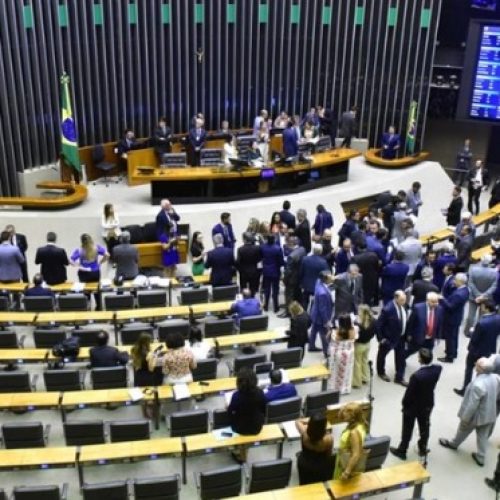 Projeto que amplia número de deputados racha partidos na Câmara e avança para o Senado