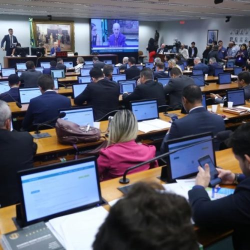 Câmara avança em projeto que endurece pena para aliciamento de menores na internet após denúncias de “adultização”