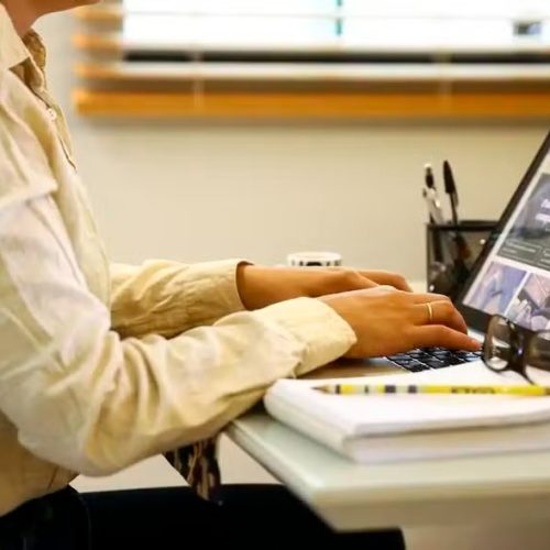 Desigualdade salarial cresce e mulheres ganham 20,9% a menos que homens no setor privado, aponta relatório