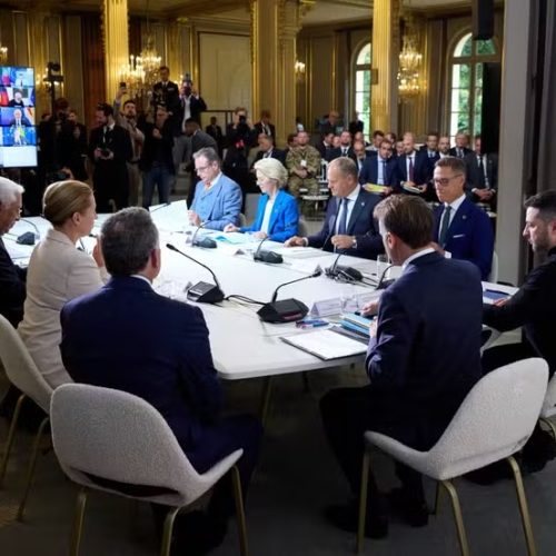 Coalizão promete apoio militar à Ucrânia; Putin exige encontro em Moscou