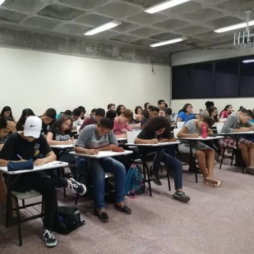 Governo anuncia auxílio de R$ 200 para estudantes de cursinhos populares se prepararem para o Enem